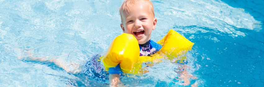 Enfant dans la piscine