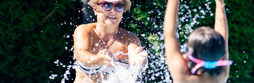 Vacances en famille avec les grands-parents et les petits-enfants, s'amuser dans la piscine