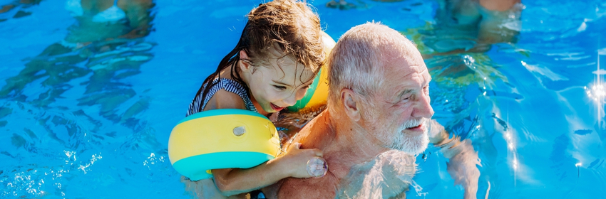 Vacances en famille avec les grands-parents et les petits-enfants, se détendre à la piscine