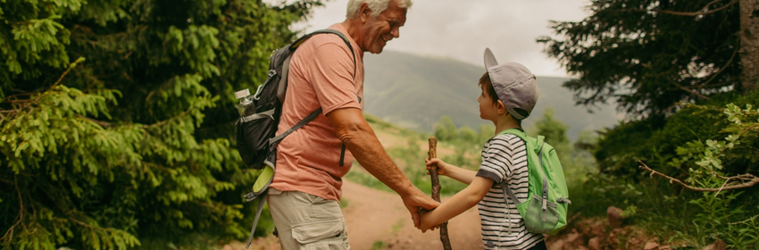 Vacances en famille avec les grands-parents et les petits-enfants, randonnée