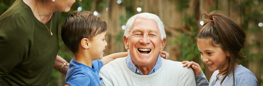 Vacances en famille avec les grands-parents et les petits-enfants, rire ensemble