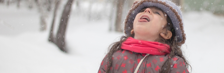 Vacances en famille à la neige, enfant heureux