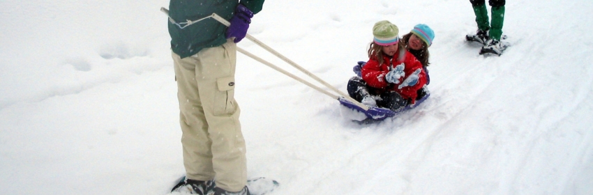 Vacances en famille à la neige, activité luge