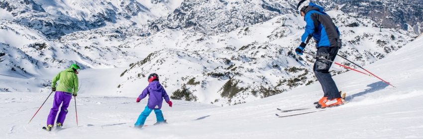 Vacances en famille à la neige, ski alpin avec ses enfants