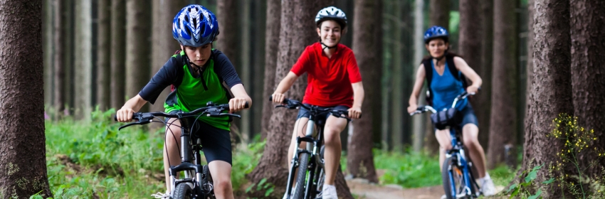 Vacances en famille, VTT en forêt
