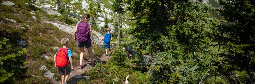 Village-club à la montagne, randonnée en famille