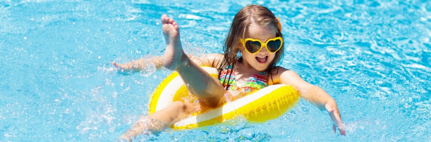 Village-club Neaclub, s'amuser dans la piscine des vacances