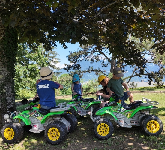 Village-vacances à Annecy, club-enfants quad électrique