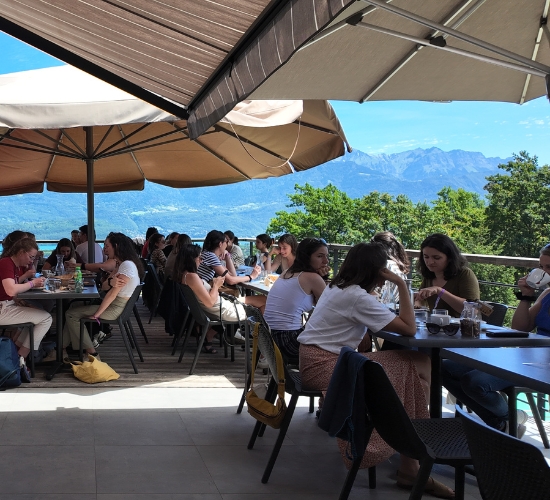 Village-vacances à Annecy, terrasse en été
