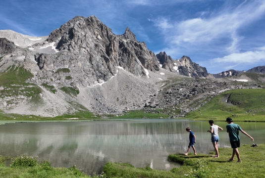 Village-vacances à la montagne, randonnée lac des Cerces