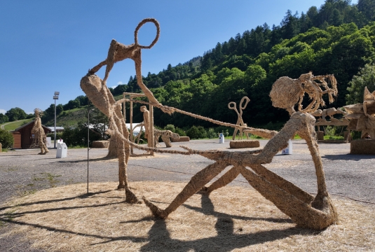 Village-vacances à la montagne, sculpture sur paille