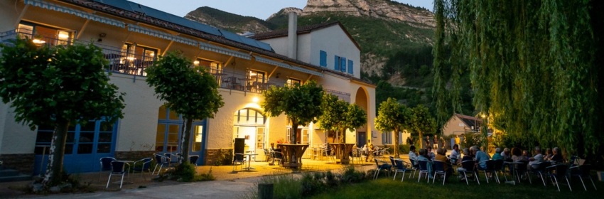Village-vacances en Drôme Provençale, esprit guinguette
