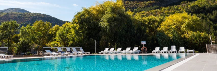 Village-vacances en Drôme Provençale, piscine chauffée