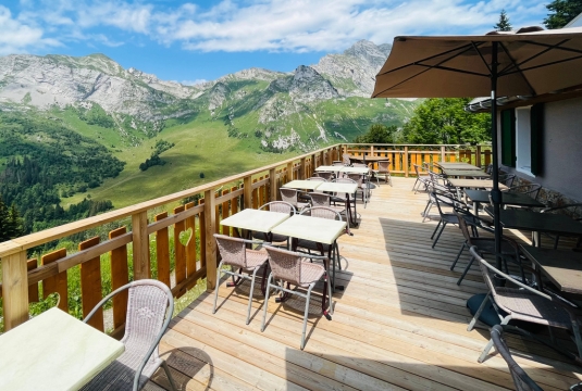Chalet-refuge dans les Bauges, détente sur la terrasse