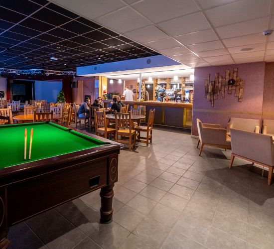 Village-club La Lauza, salon-bar avec billard