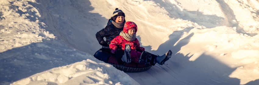 Village-vacances au ski, enfants en luge