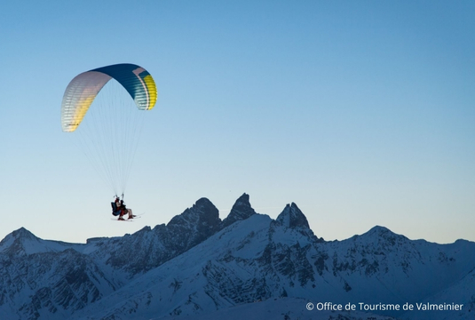 Village-vacances au ski, parapente skis aux pieds