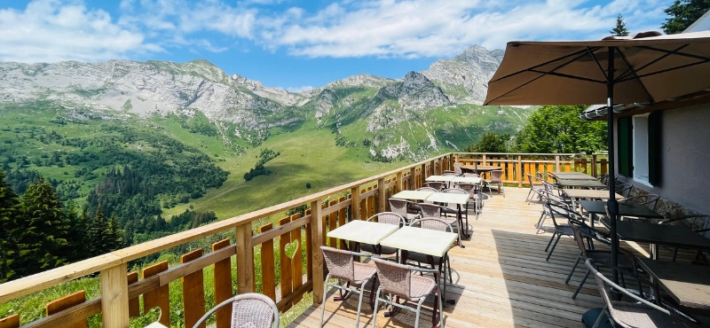 Pause randonnées dans les Bauges, terrasse
