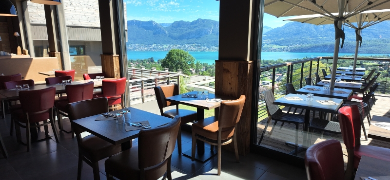 Restaurant vue lac d'Annecy, salle et terrasse