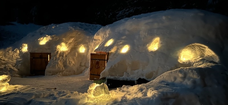 Séjours rando en raquettes dans les Alpes du Léman, découverte d'un igloo