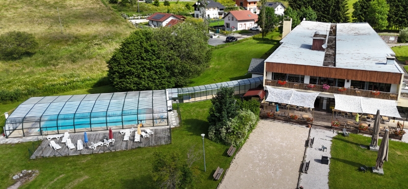 Séjours randonnées dans les Alpes du Léman, piscine du village-club