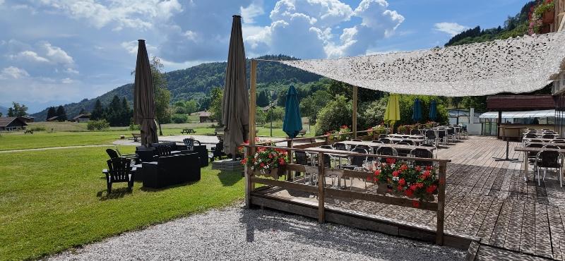 Séjours randonnées dans les Alpes du Léman, terrasse du village-club