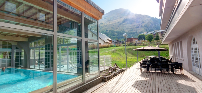 Séjours randonnées dans les Alpes, piscine du village-club