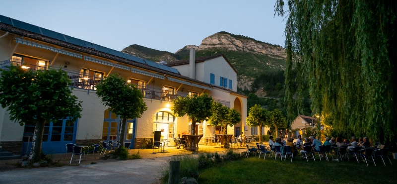 Séjours randonnées en Drôme Provençale, terrasse du village-club