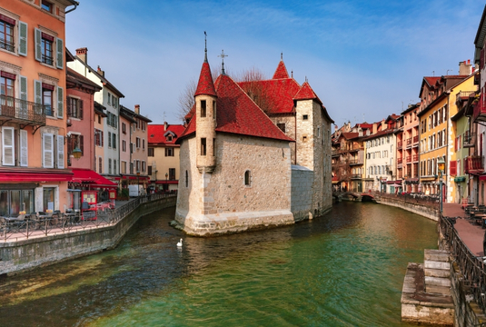 Village-vacances à Annecy, Palais de l'Ile