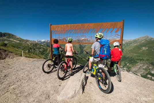 Village-vacances à la montagne, faire du VTT